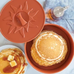 Nordic Ware Tortilla & Pancake Warmer -Baking pan Shop 67300 pancakes overhead 780x780 04 07342.1617722758.1280.1280