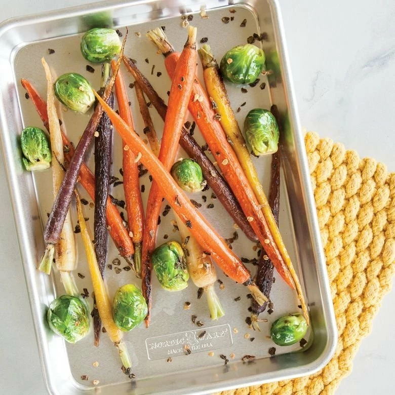 Nordic Ware Naturals Baker's Quarter Sheet With Lid 4 Nordic Ware Naturals Baker's Quarter Sheet With Lid - Image 2