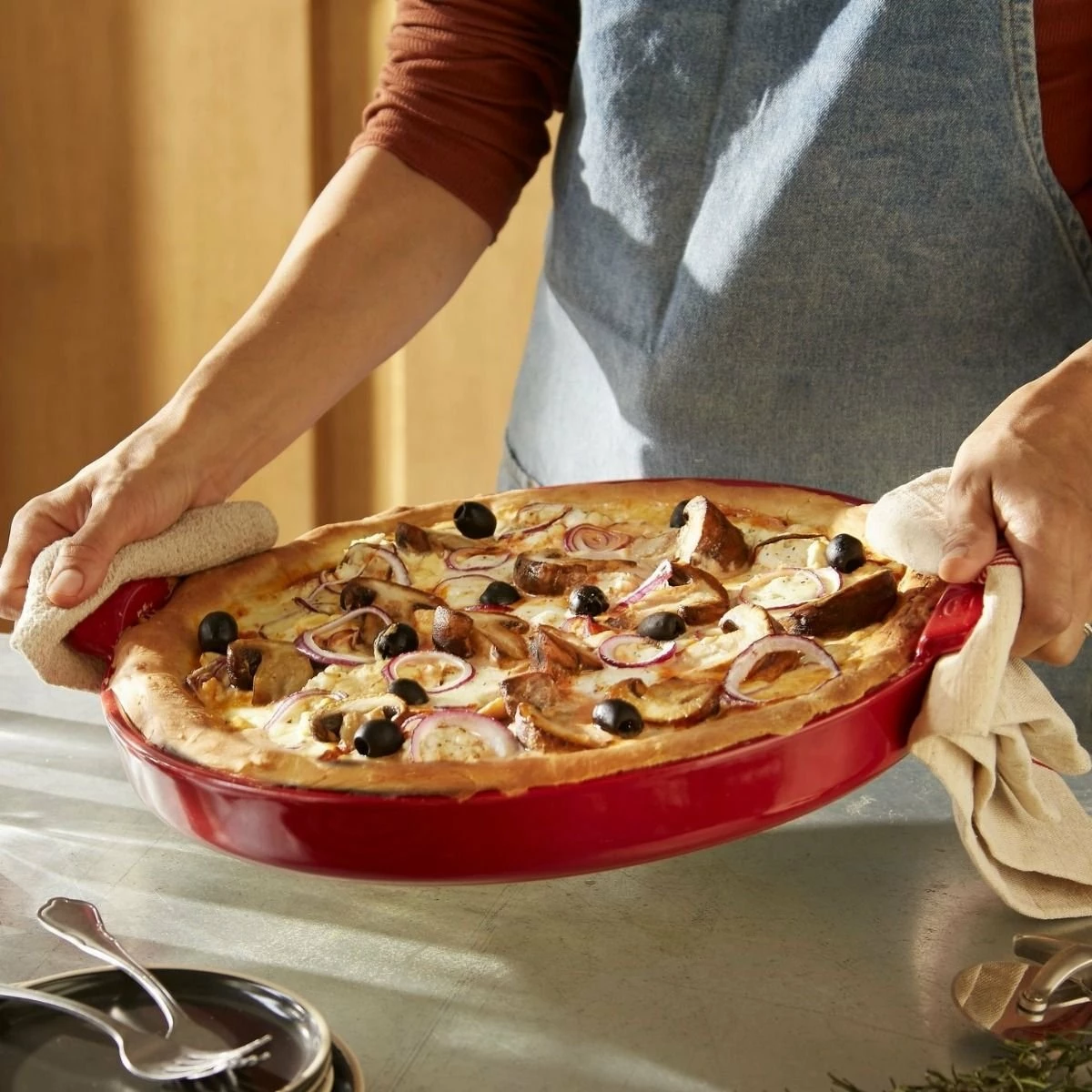 Emile Henry 12" Deep Dish Pizza Pan | Burgundy 4 Emile Henry 12" Deep Dish Pizza Pan | Burgundy - Image 2