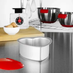 Fat Daddio's Aluminum Heart Cake Pan (6" X 3") -Baking pan Shop pht 63 lifestyle fatdaddios