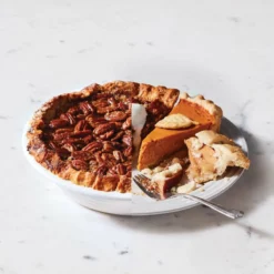 Le Creuset 9" Fluted Heritage Pie Dish | White 7 Le Creuset 9" Fluted Heritage Pie Dish | White -Baking pan Shop whiteflute