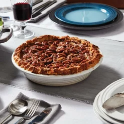 Le Creuset 9" Fluted Heritage Pie Dish | White 9 Le Creuset 9" Fluted Heritage Pie Dish | White -Baking pan Shop whiteflute2